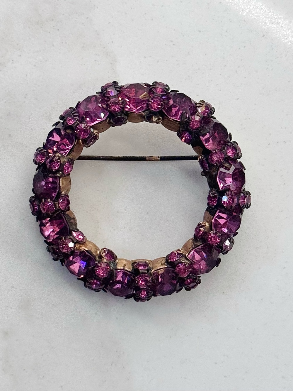Vintage Signed Warner Crystal Wreath Brooch - Picture 8 of 11
